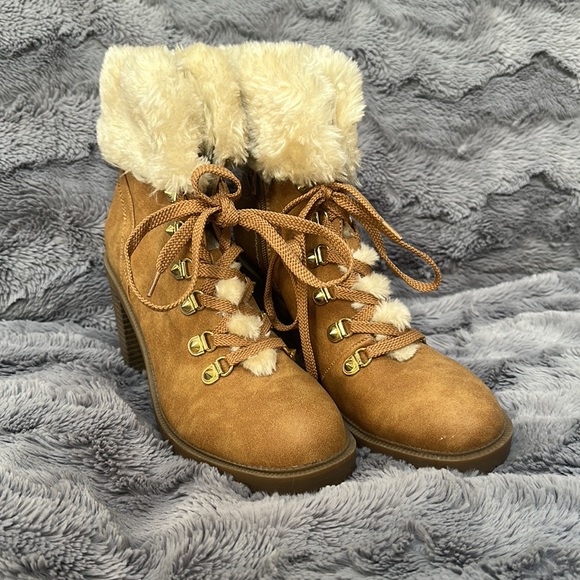 Adorable GUESS boots - Picture 2 of 5